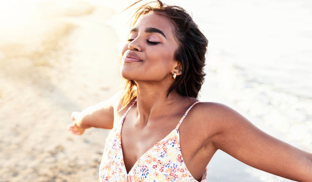 Free happy woman with open arms enjoying nature - Joyful black girl outdoors breathing fresh air - Enjoyment, freedom, happiness and mental health concept