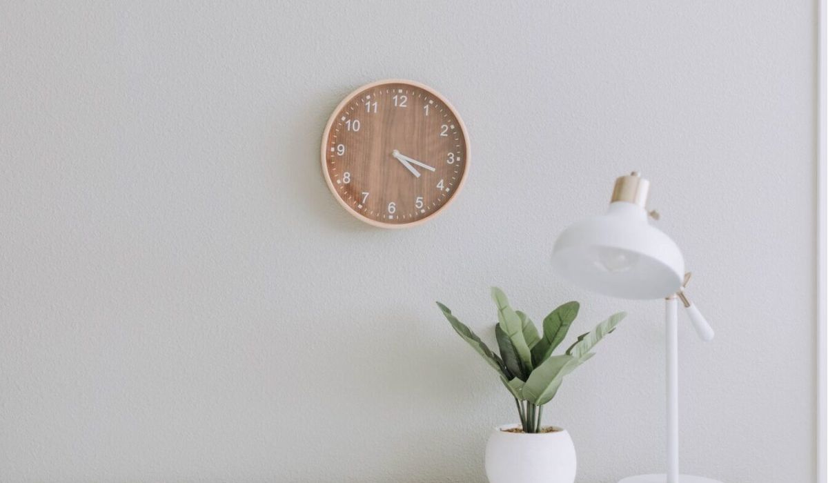 4 approaches to time management desk with clock above and plant