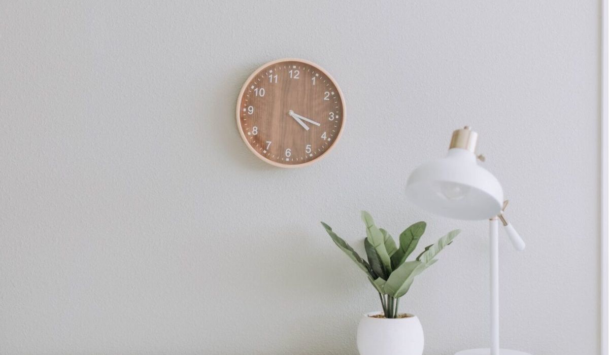 4 approaches to time management desk with clock above and plant